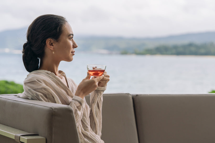写真:テラスのソファー席でティーを飲む女性